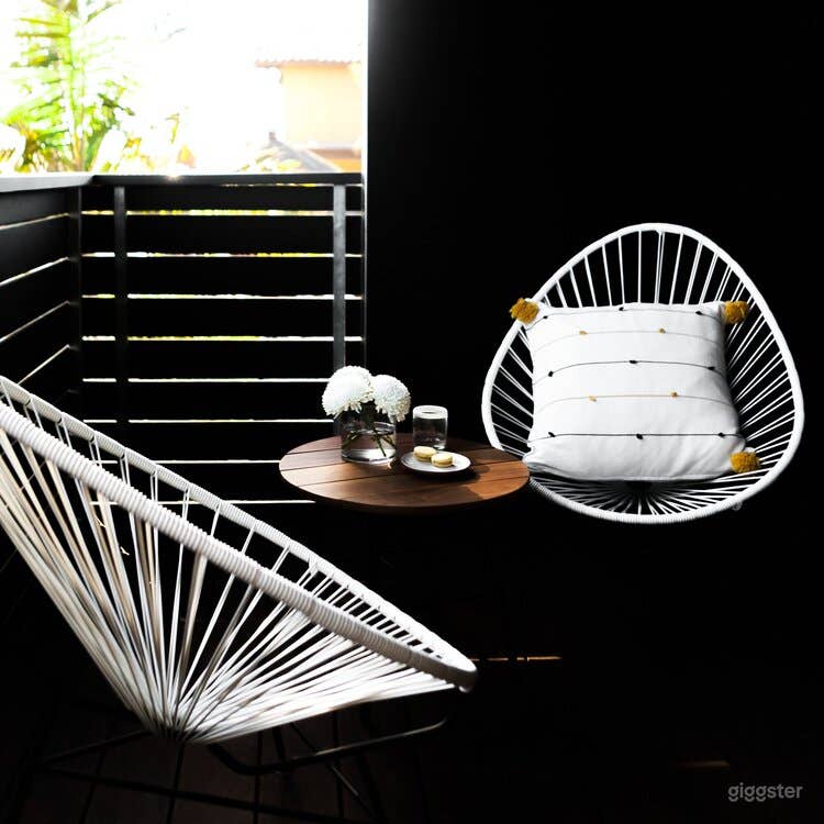 Breathtaking Space with Large Balcony - Air Room Photo 4