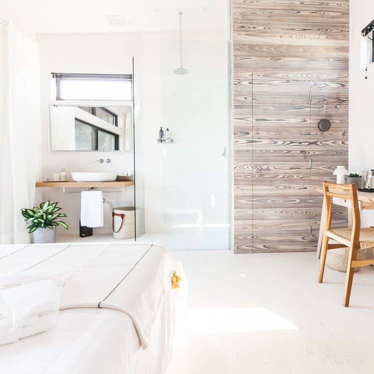 Breathtaking Space with Large Balcony - Air Room Photo 3