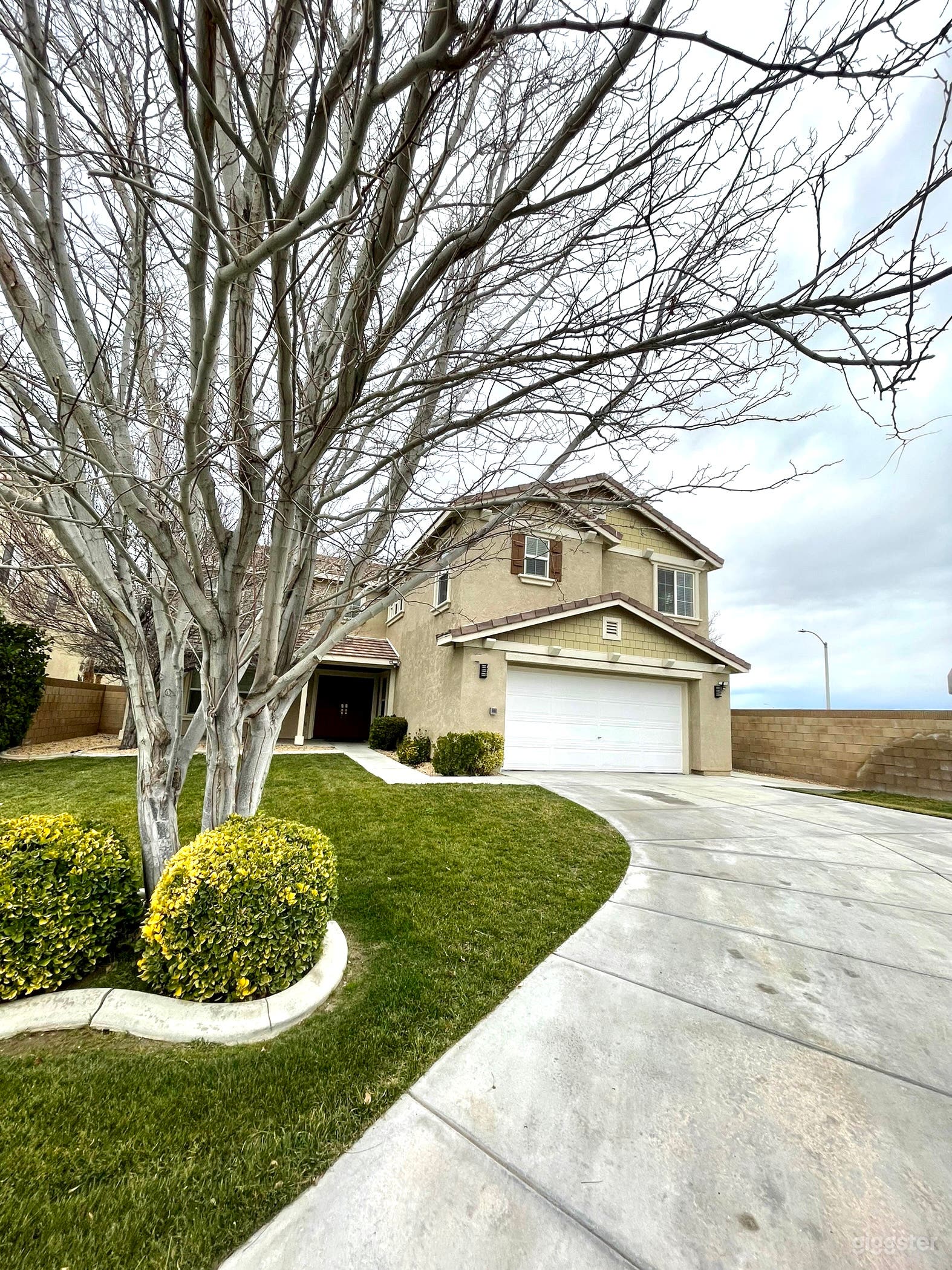 Front house look + driveway (fits 5-6 normal size vehicles)