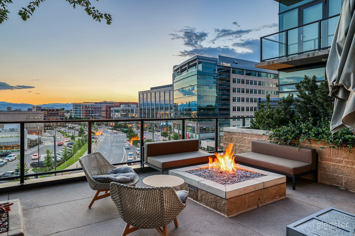 Stylish Club Room &amp; Terrace in Denver Photo 2