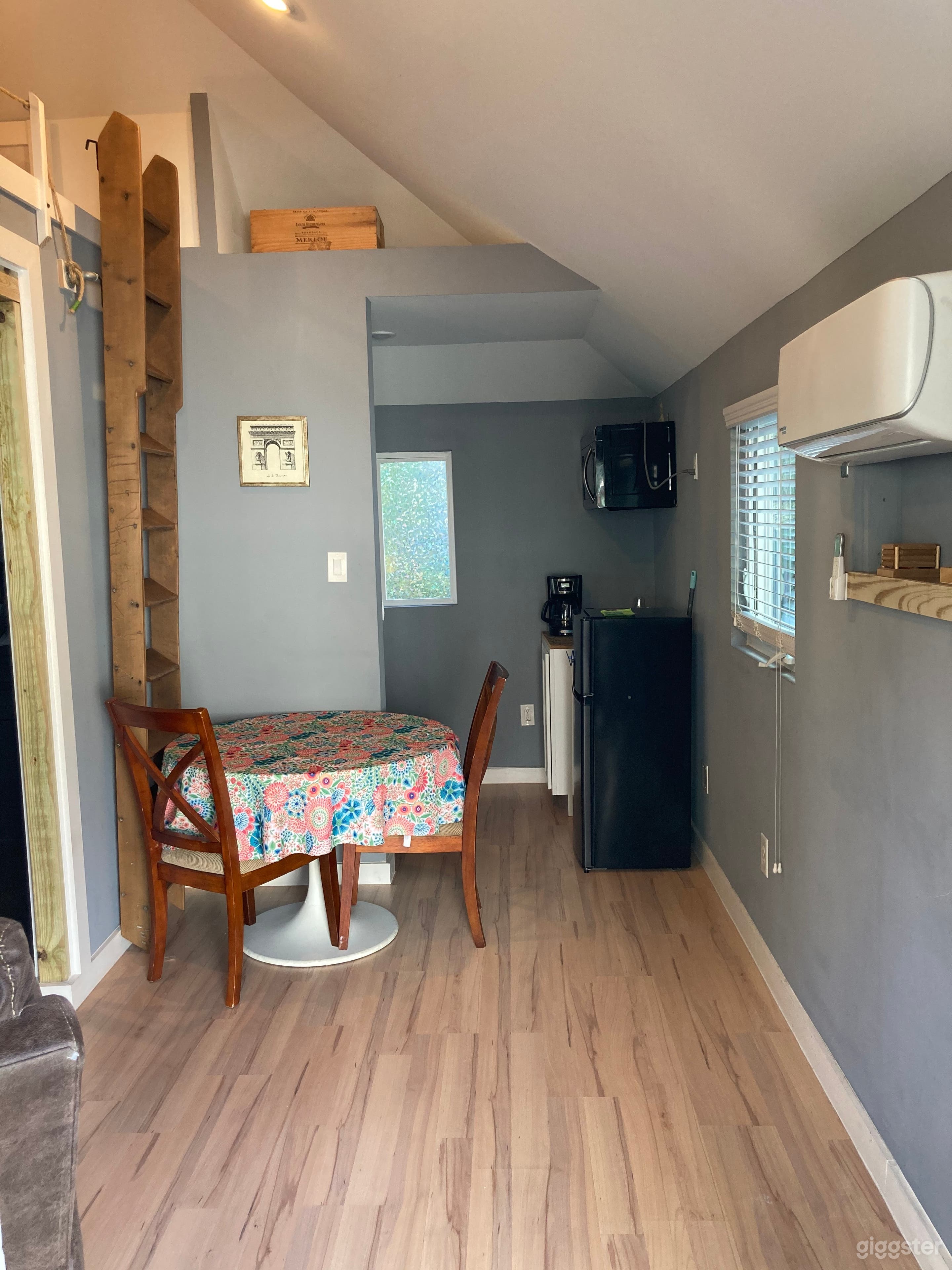 Tiny GREEN House Photo 3