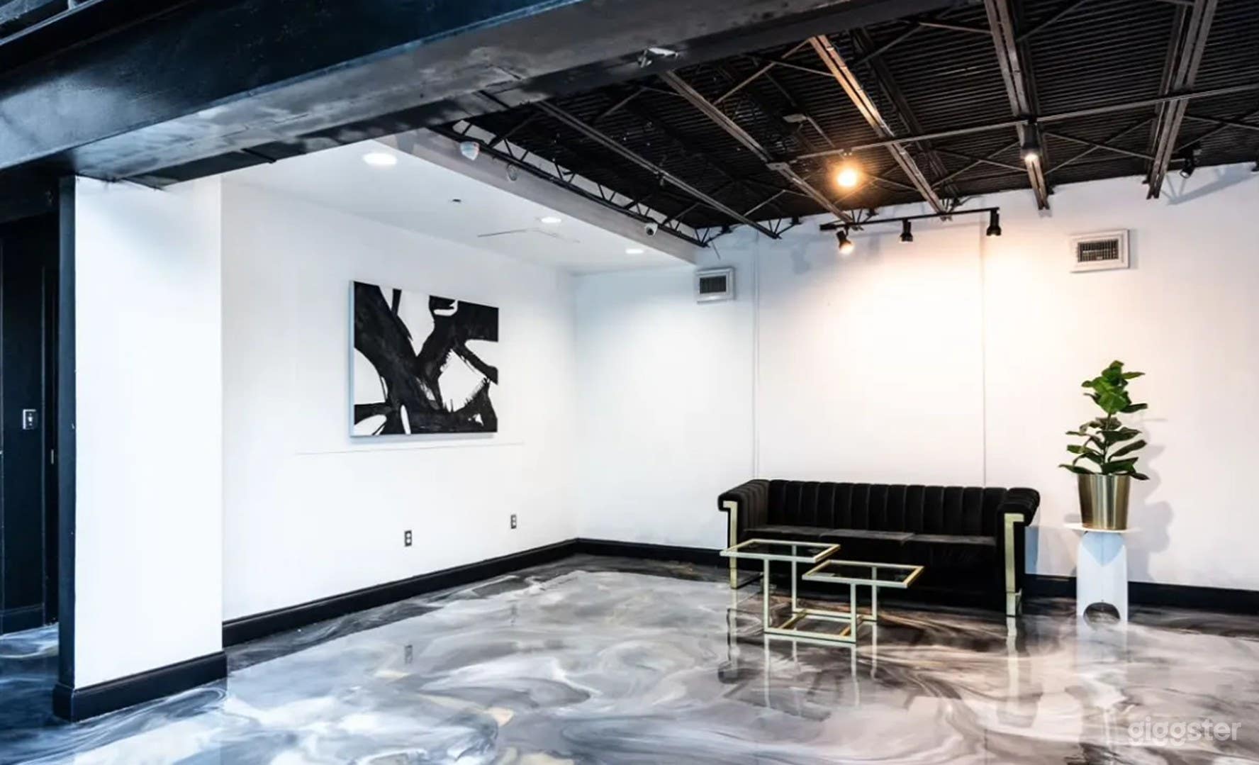 Intimate Versatile Studio Space Photo 1