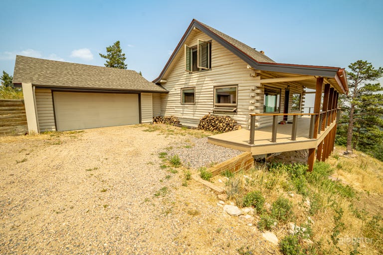  Rustic log cabin home with Mountain views 