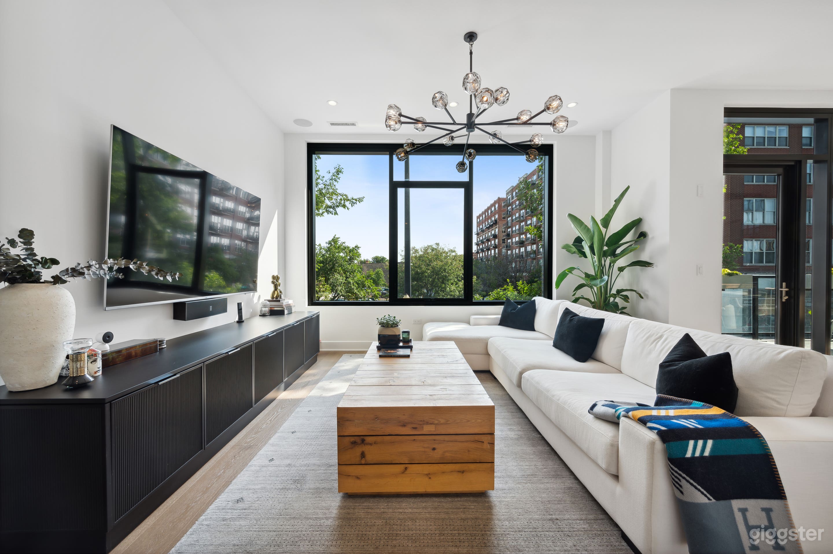 West Loop Contemporary Masterpiece  Photo 3