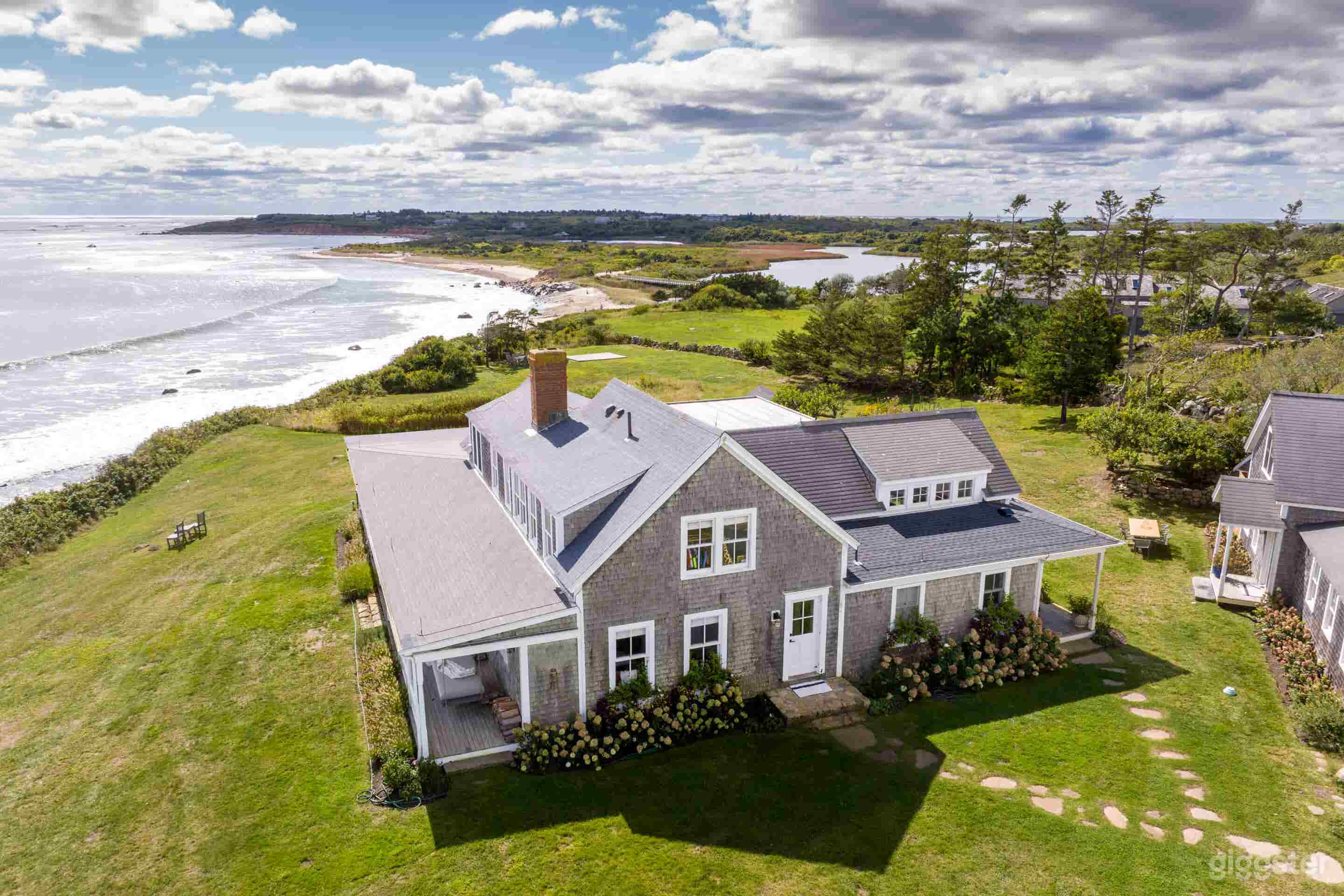 House &amp; Guest House in Chilmark Photo 1