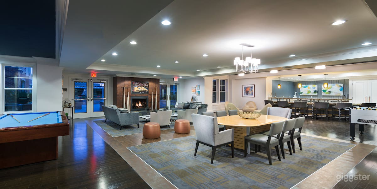 Trendy, Spacious Lounge in Alexandria Photo 1