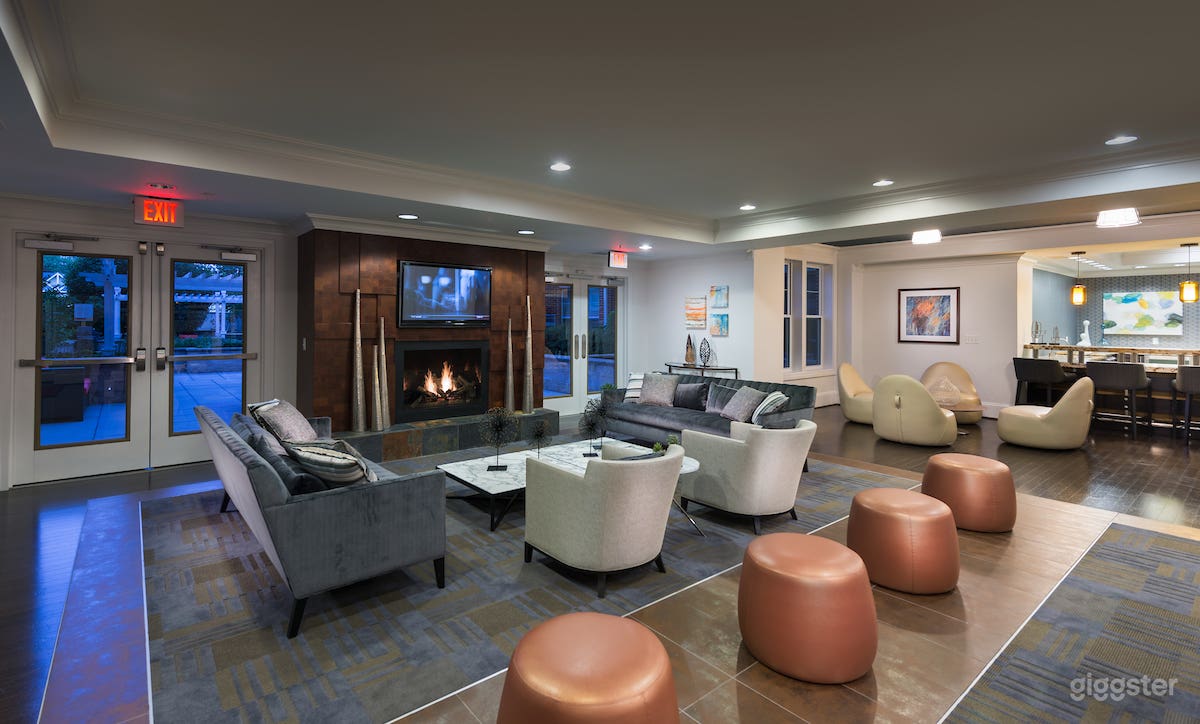 Trendy, Spacious Lounge in Alexandria Photo 3