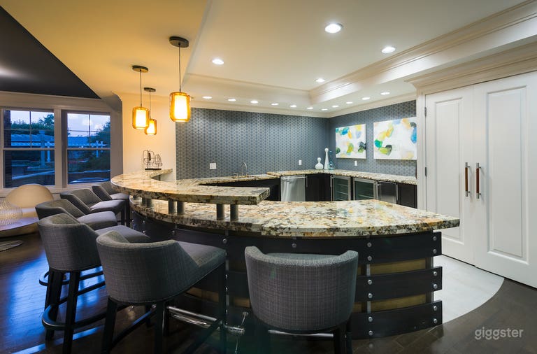  Trendy, Spacious Lounge in Alexandria 