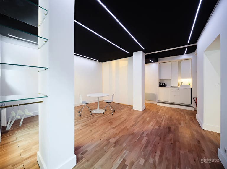  Contemporary Boutique-Gallery with High Visibility 