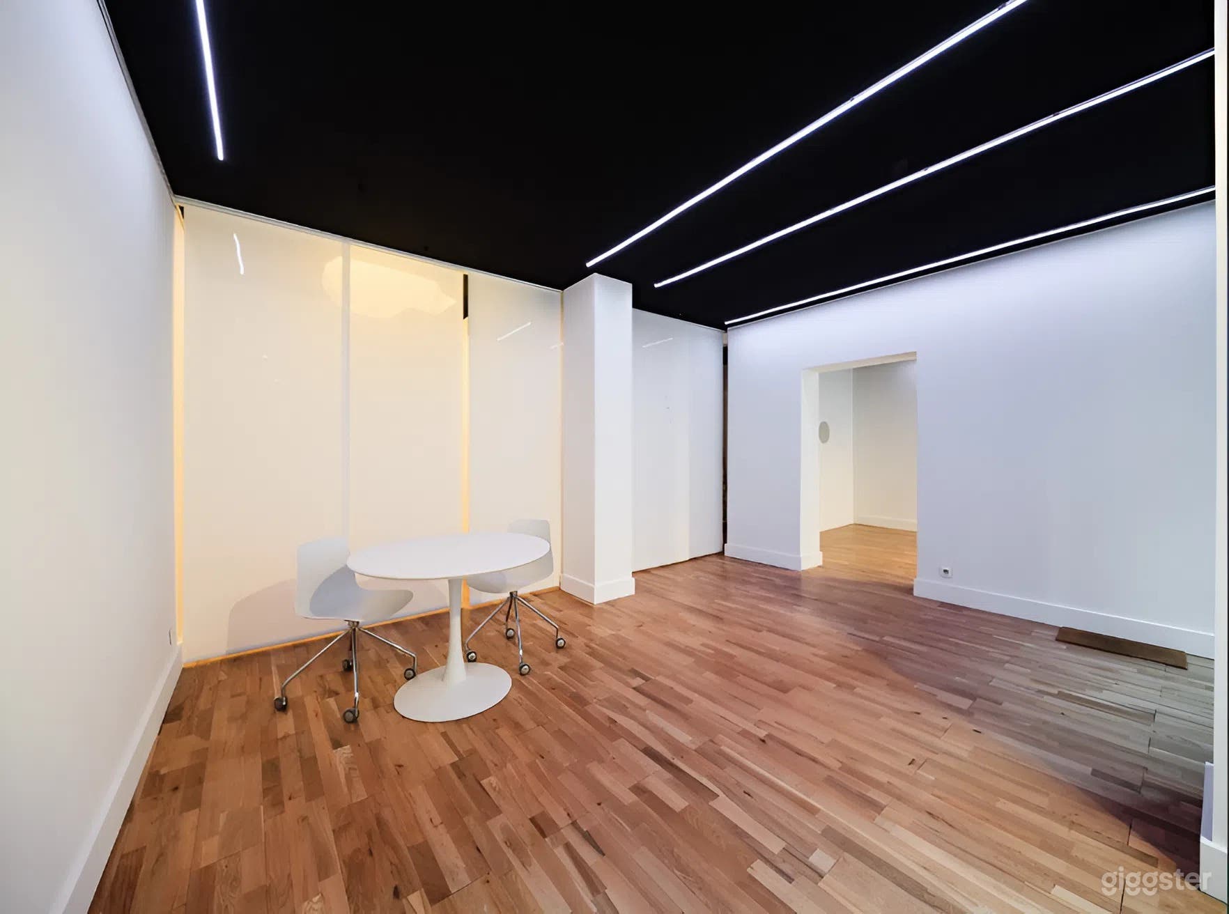 Contemporary Boutique-Gallery with High Visibility Photo 4