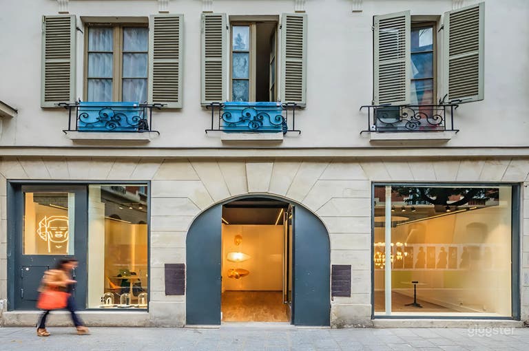  Contemporary Boutique-Gallery with High Visibility 