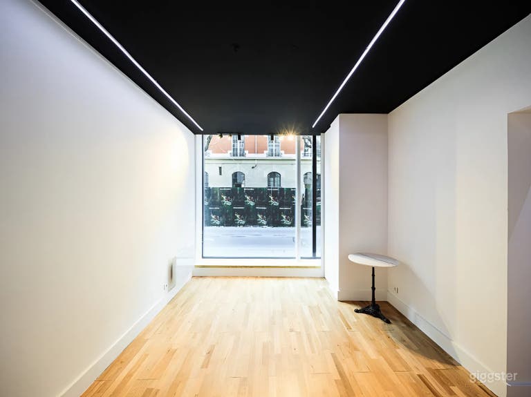  Contemporary Boutique-Gallery with High Visibility 