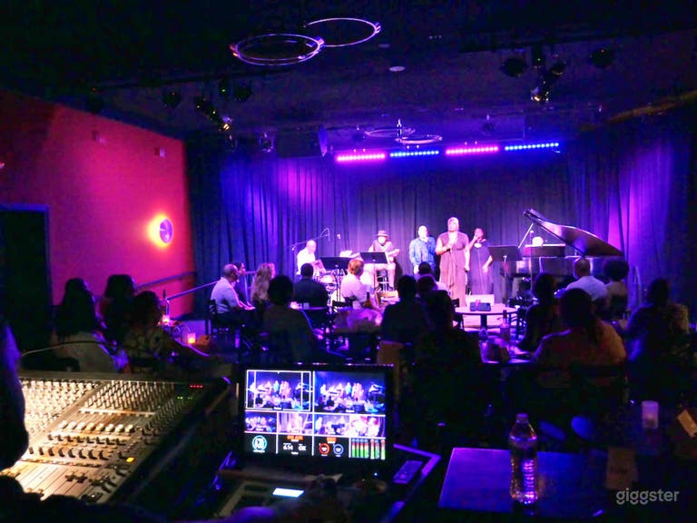  Upscale Jazz Venue & Stage 