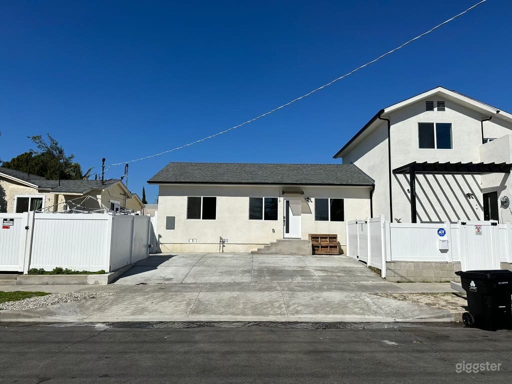 Multiple houses for filming  Photo 1