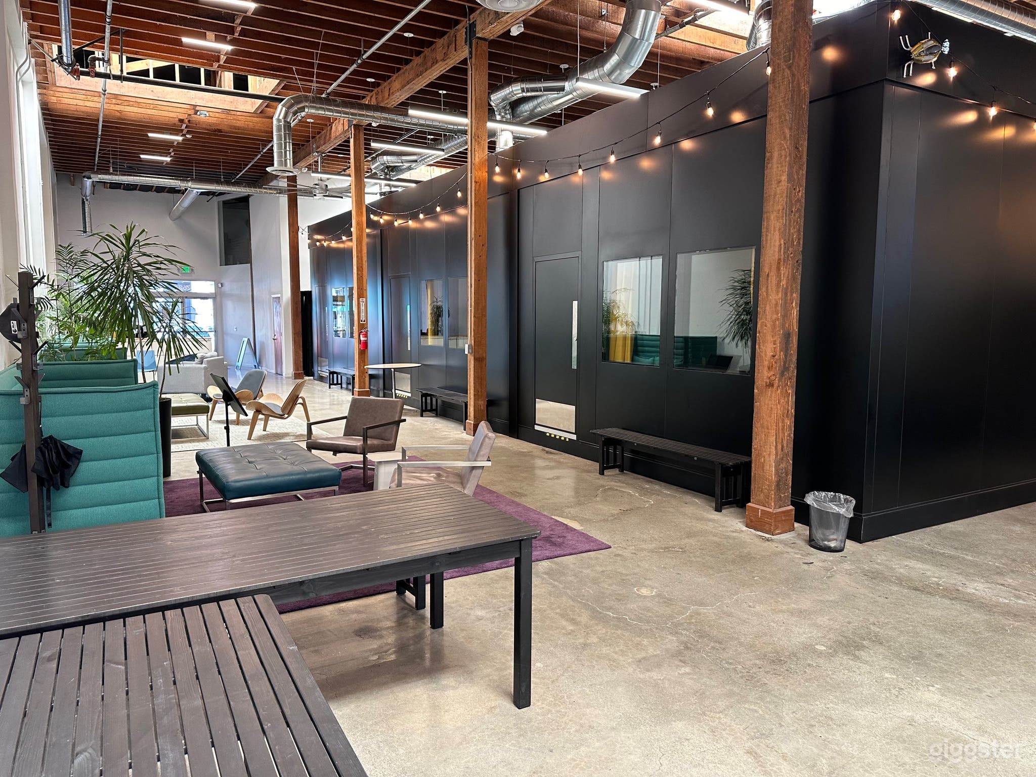 Creative meeting space with studios and stage Photo 4