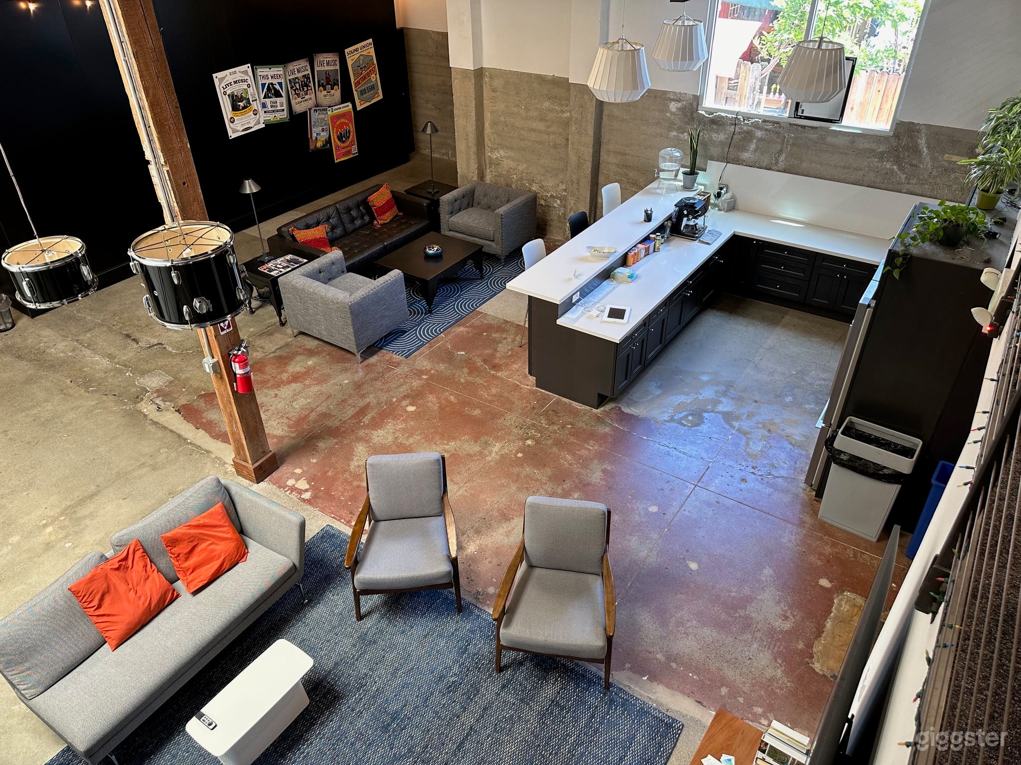 Creative meeting space with studios and stage Photo 3