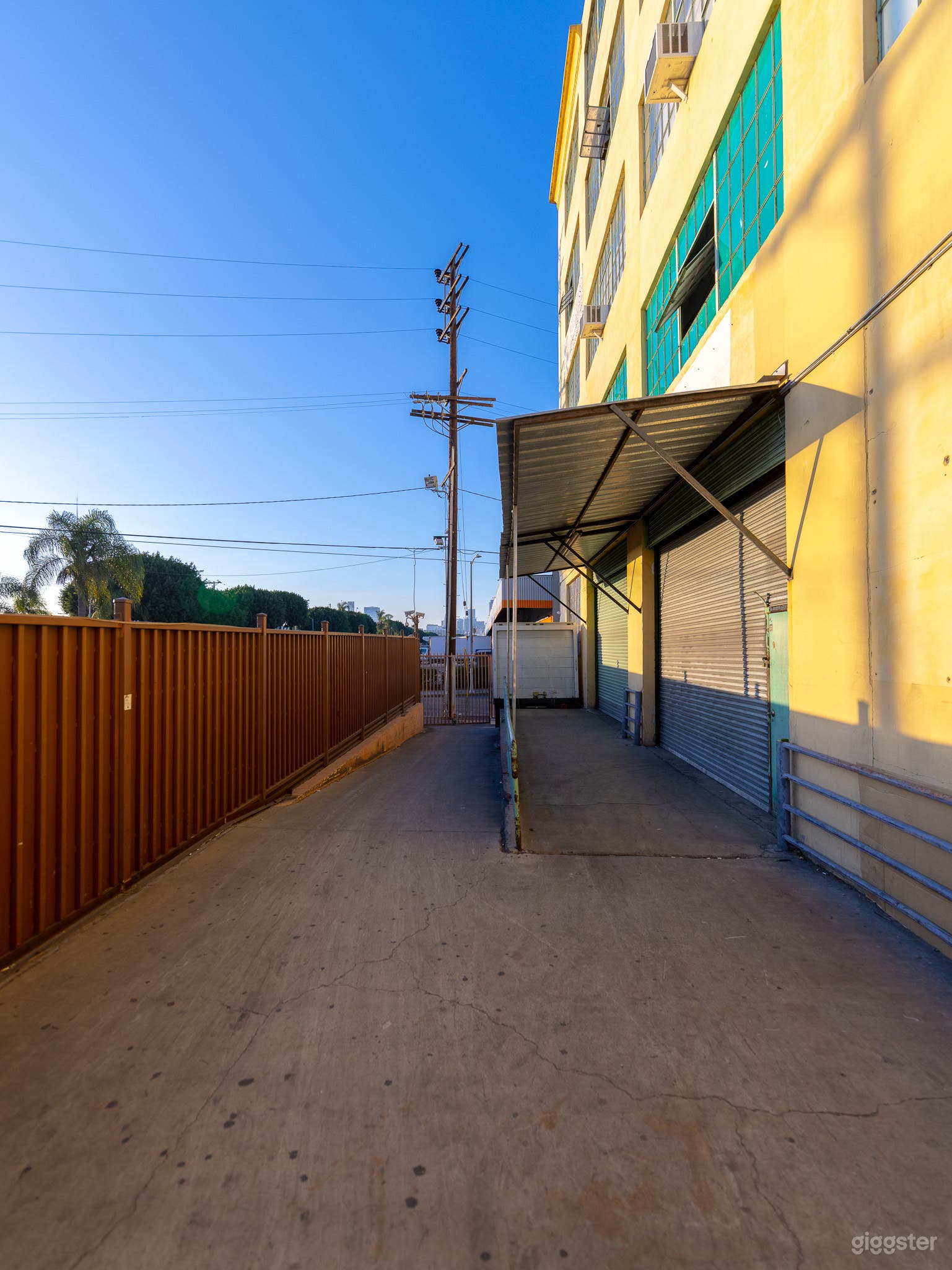 INDUSTRIAL ALLEY #048 Photo 4