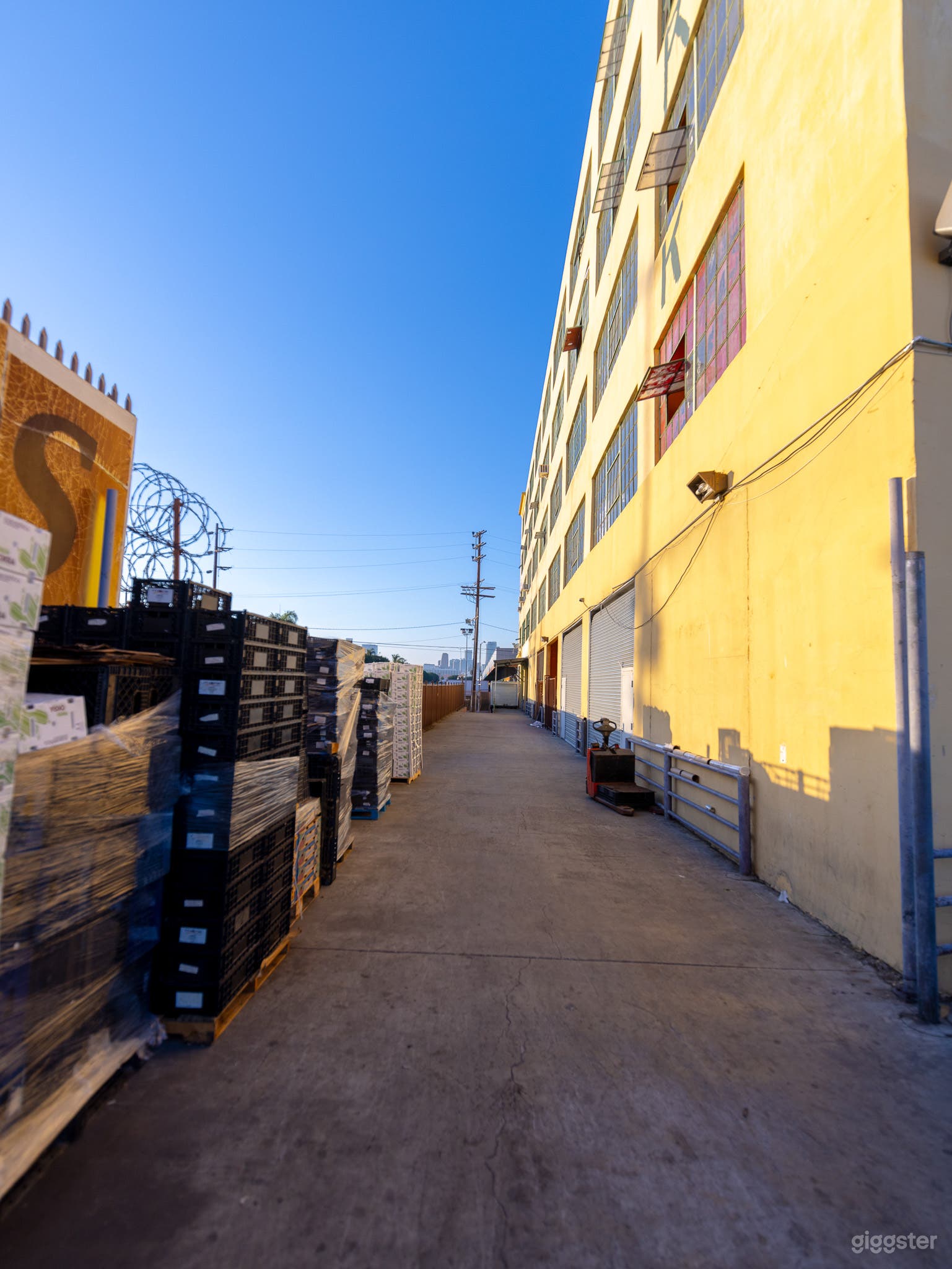 INDUSTRIAL ALLEY #048 Photo 1