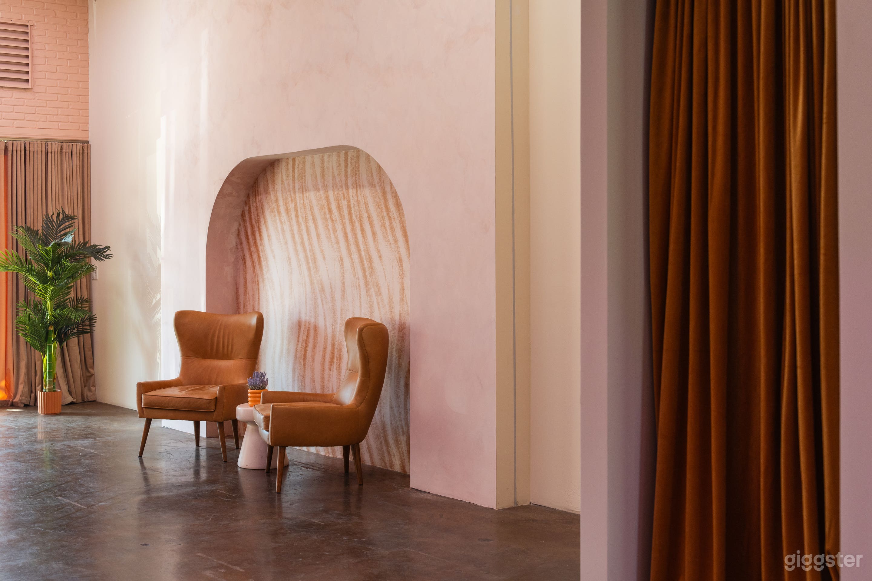 Spacious &amp; Gorgeous Burbank Storefront Photo 4