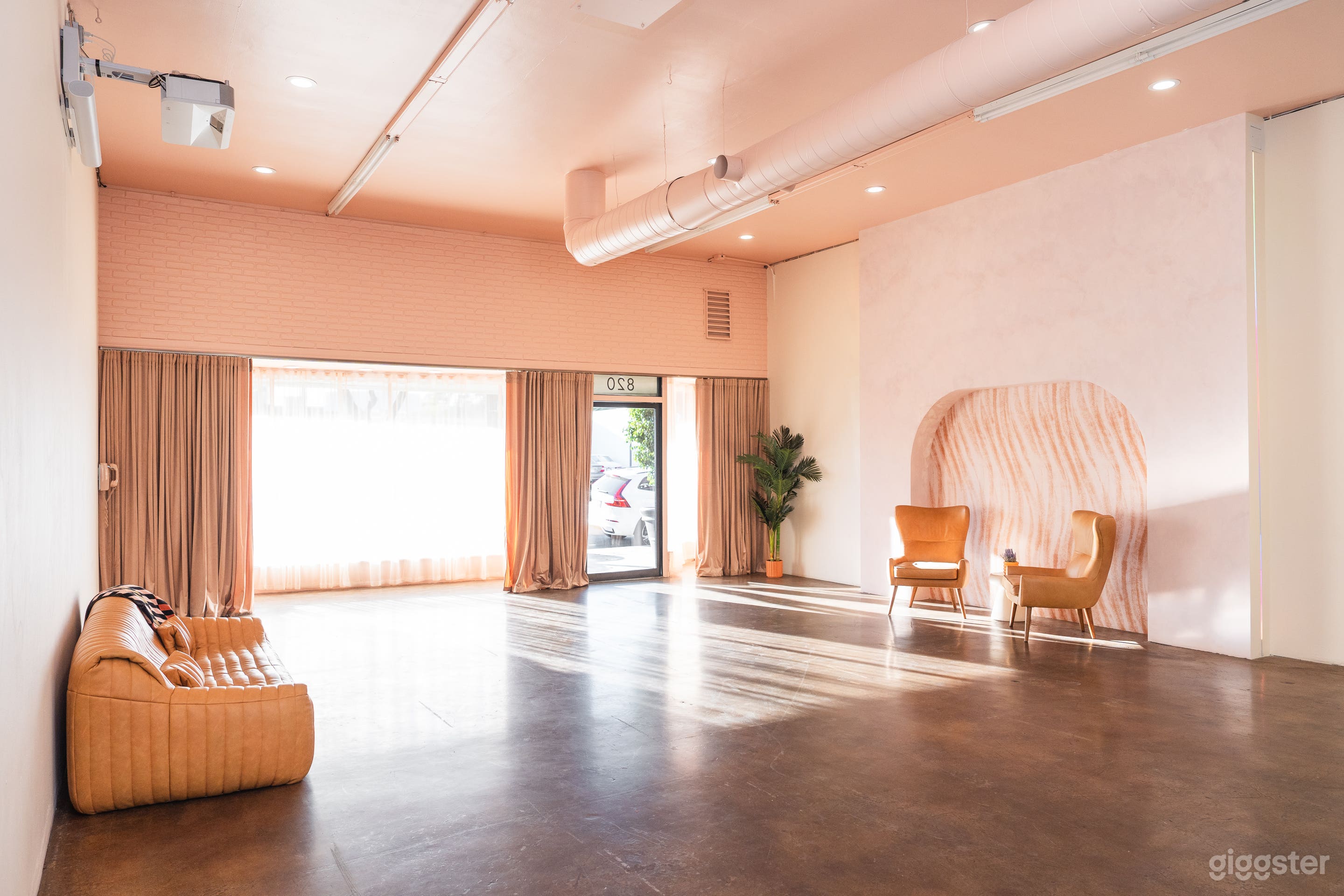 Spacious &amp; Gorgeous Burbank Storefront Photo 2