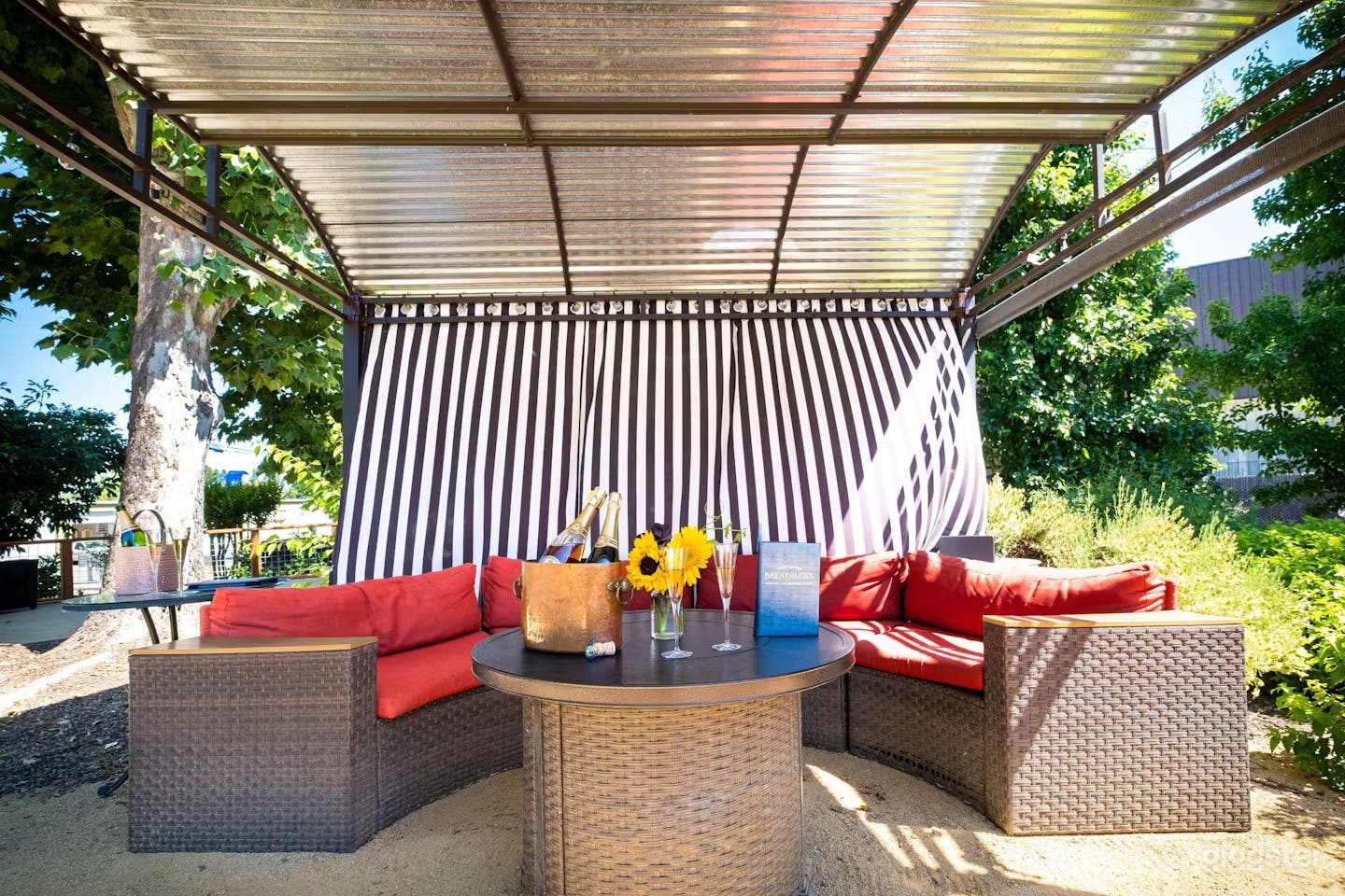 Beautiful Patio and Tasting Room in Wine Country Photo 4