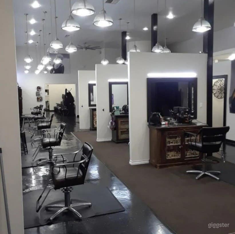 Trendy and Classy Beauty Salon in Los Angeles Photo 4