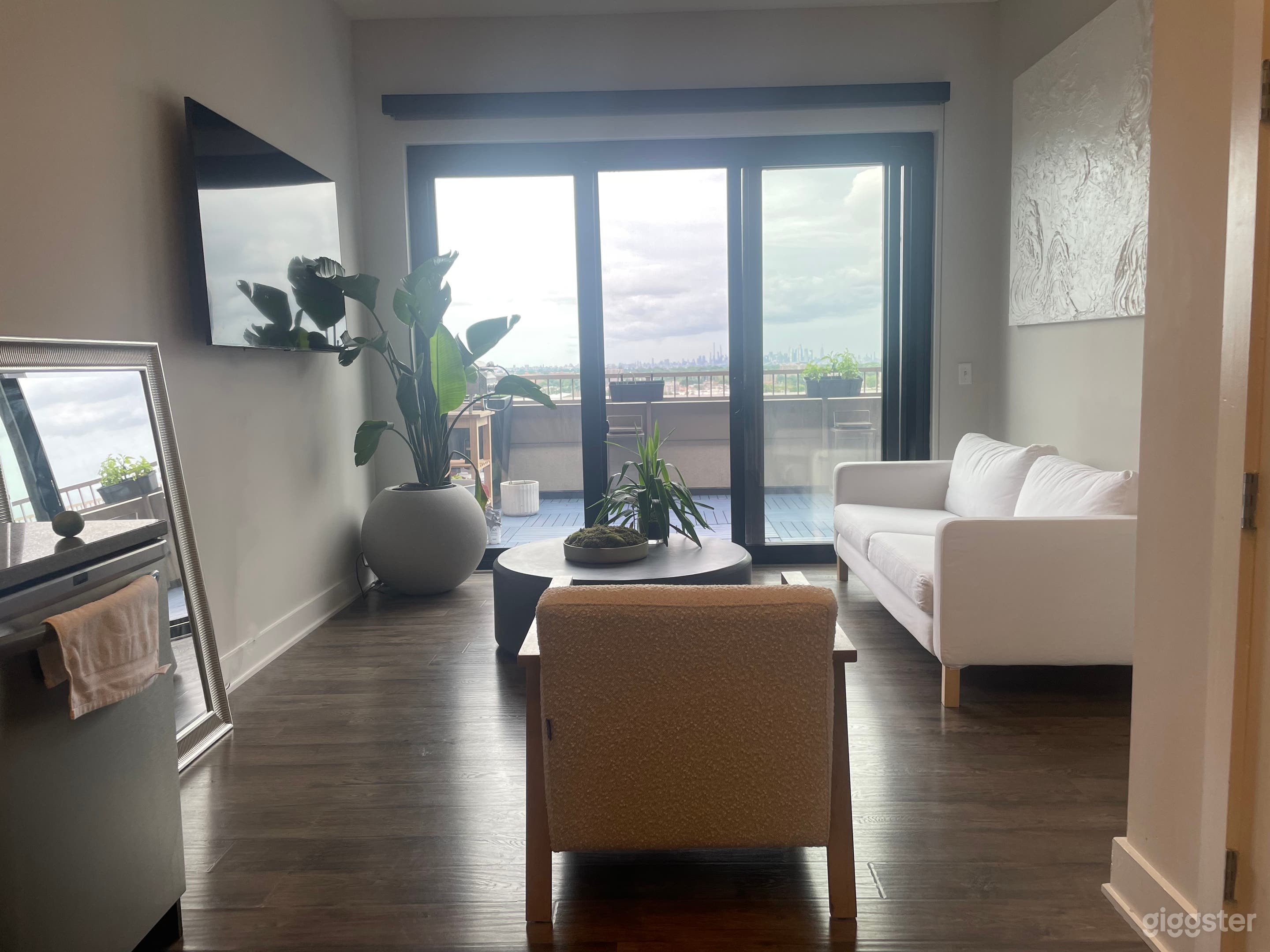 Minimalist penthouse with city view  Photo 1