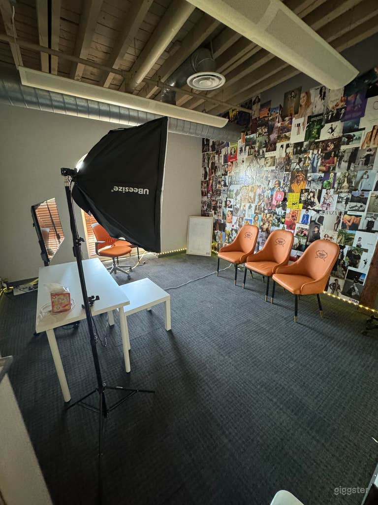  Estudio Creativo Versátil con Pared de Revistas y Luz de Balcón 