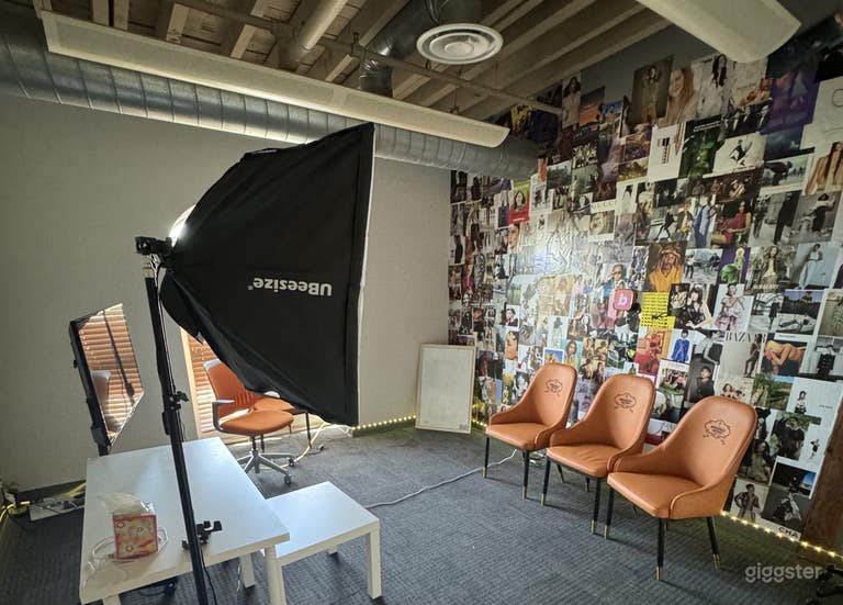 Estudio Creativo Versátil con Pared de Revistas y Luz de Balcón 