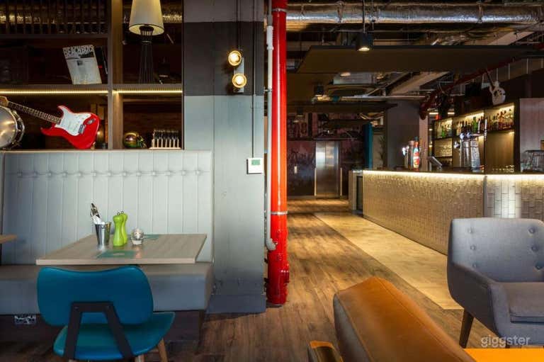  Bright Reception Area for Film and Photoshoots  