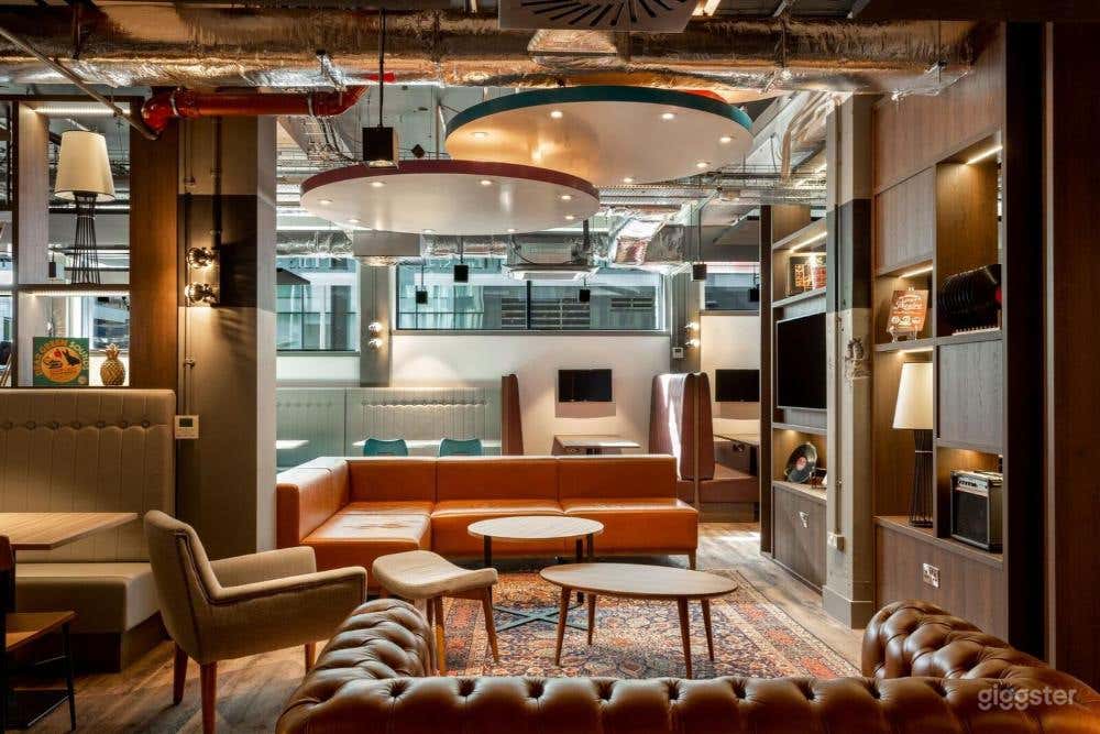 Bright Reception Area for Film and Photoshoots  Photo 3