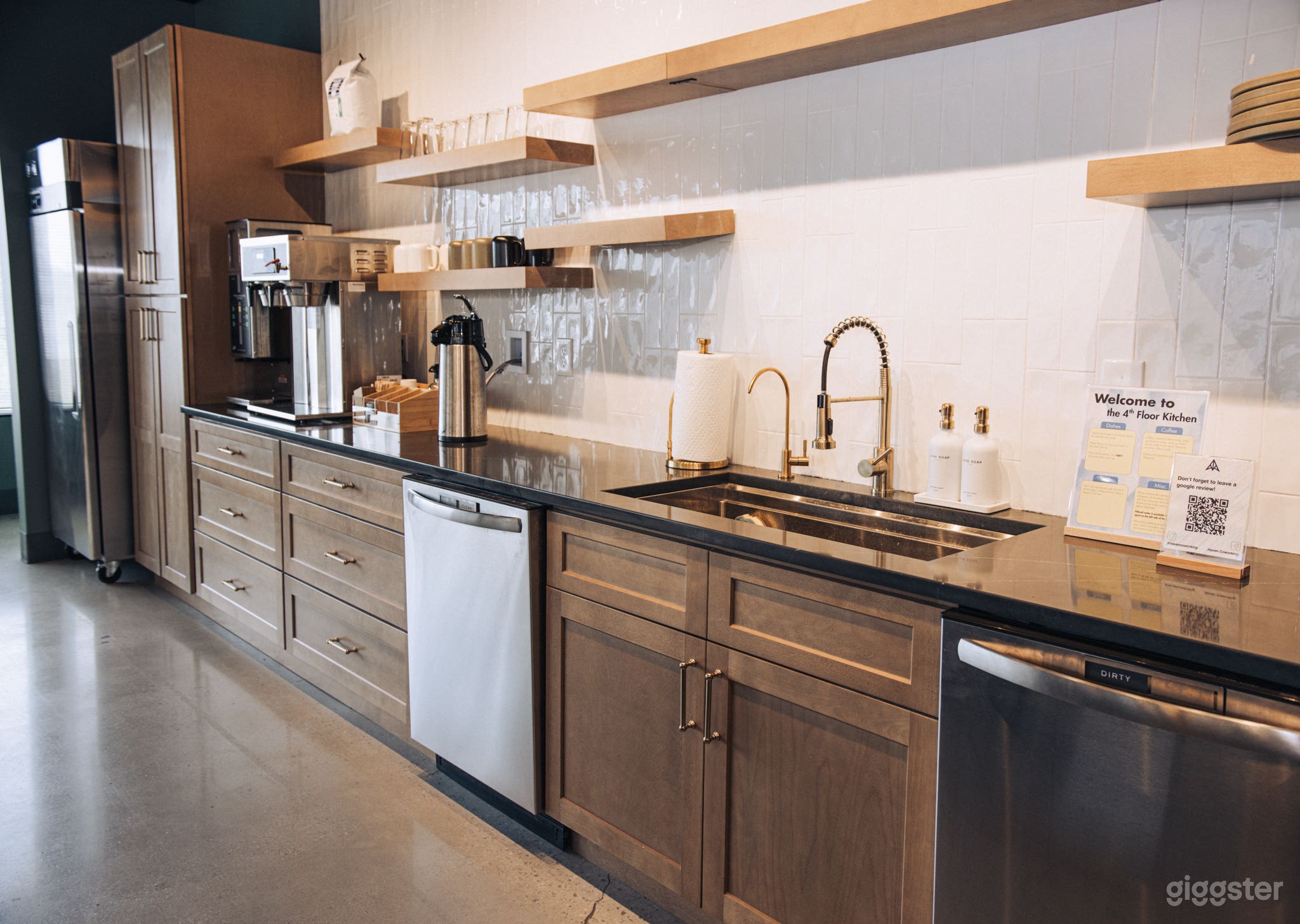 Modern Kitchen & Lounge - Perfect for Events  Photo 2