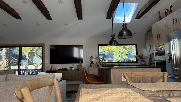  Bright, Stylish Space Near It All 