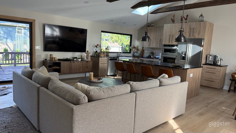  Bright, Stylish Space Near It All 