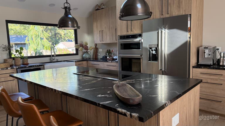  Bright, Stylish Space Near It All 