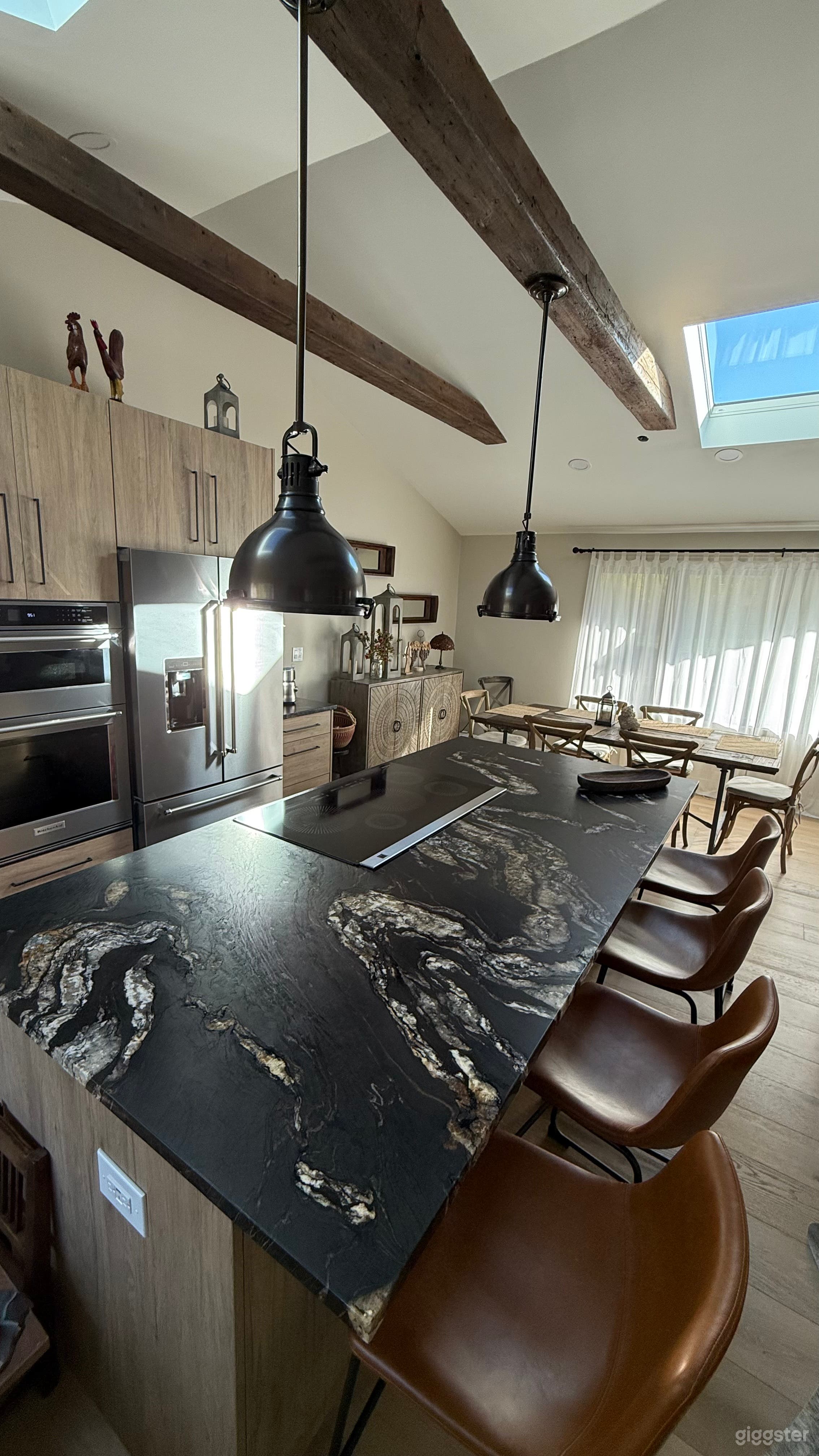 Bright, Stylish Space Near It All Photo 1