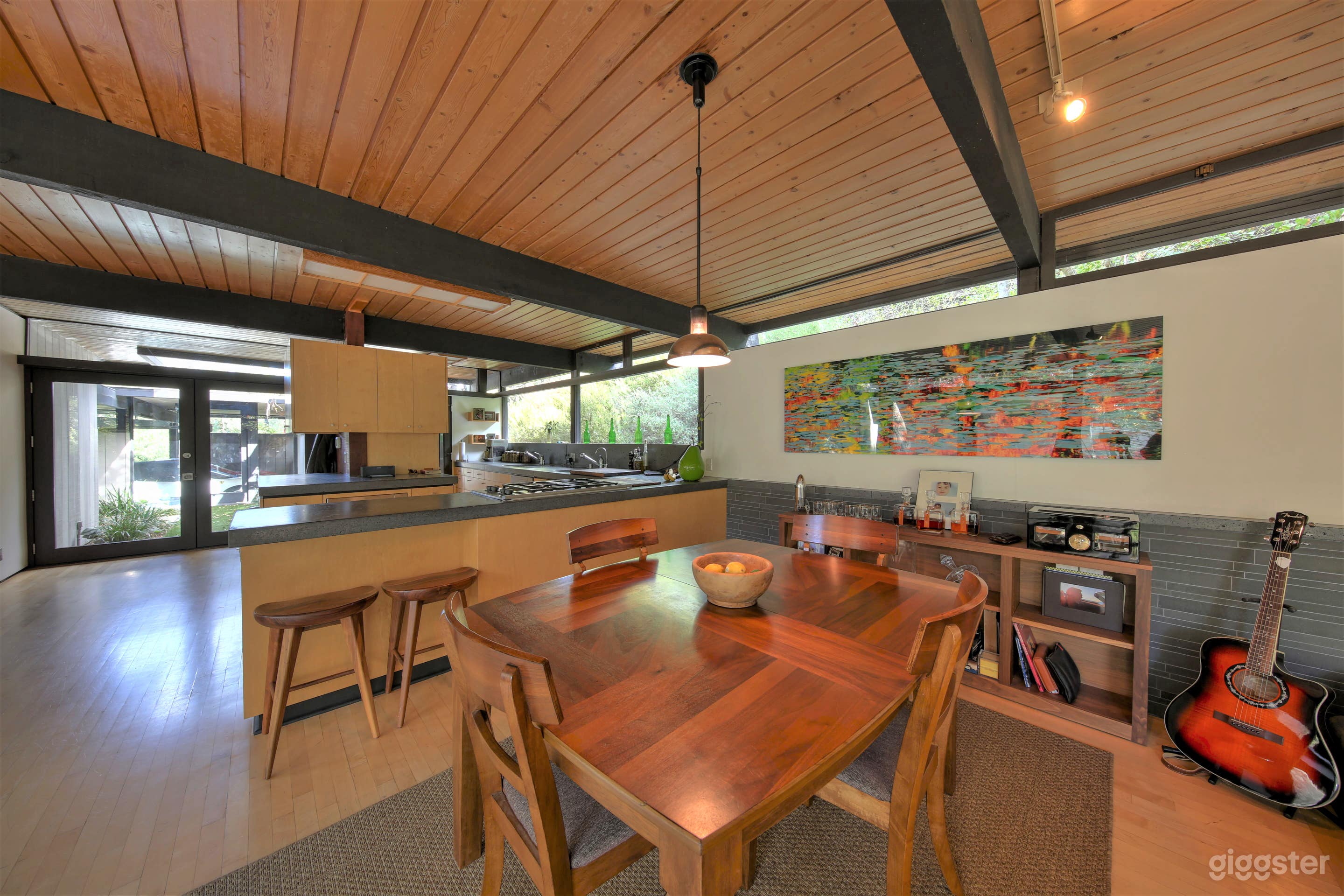 Secluded Modern  Photo 2