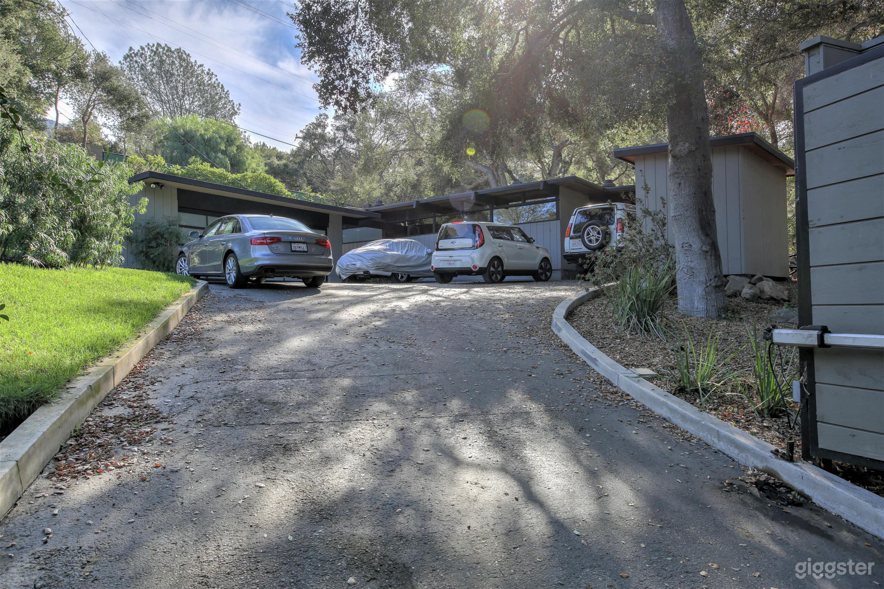 Secluded Modern  Photo 4