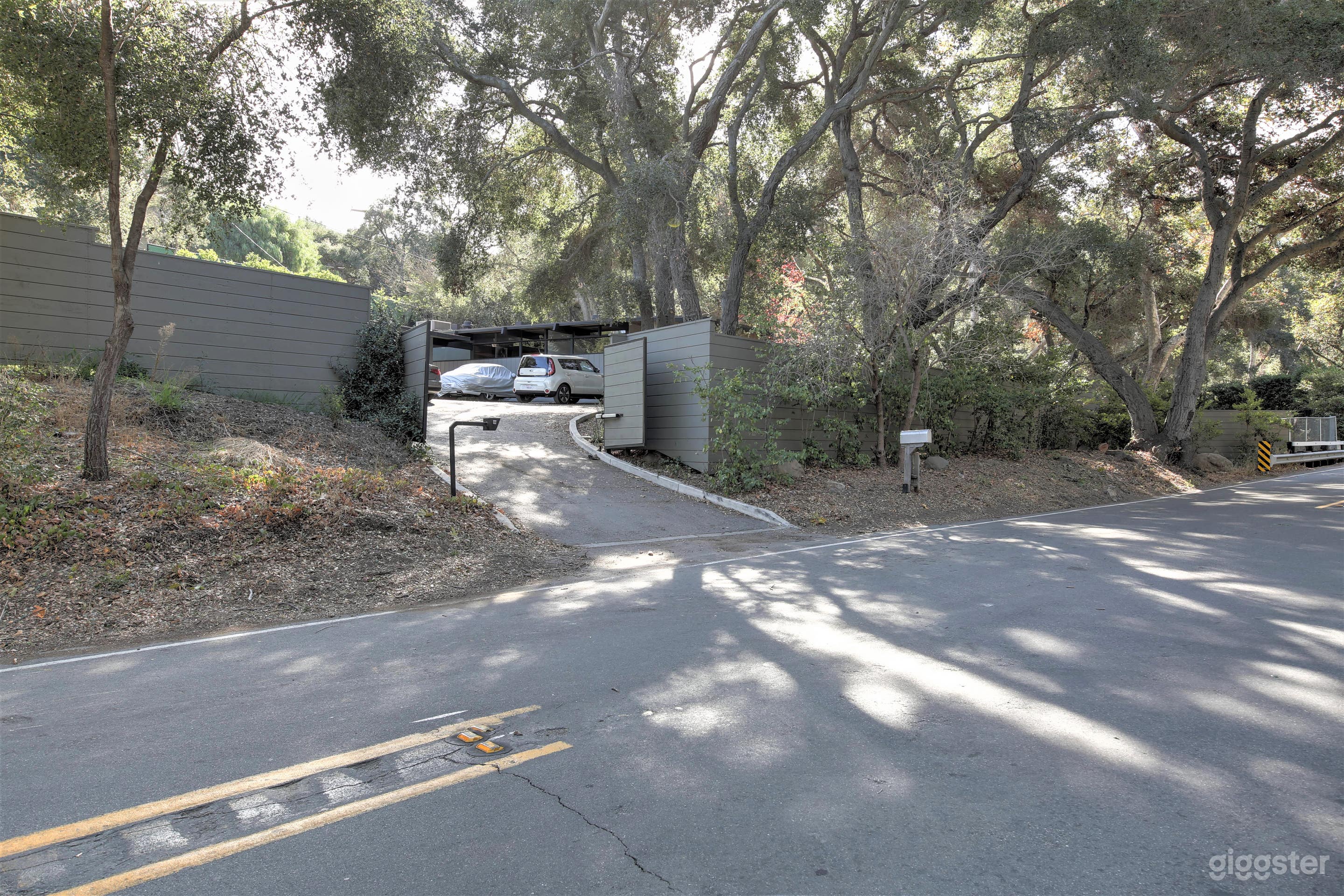 Secluded Modern  Photo 3