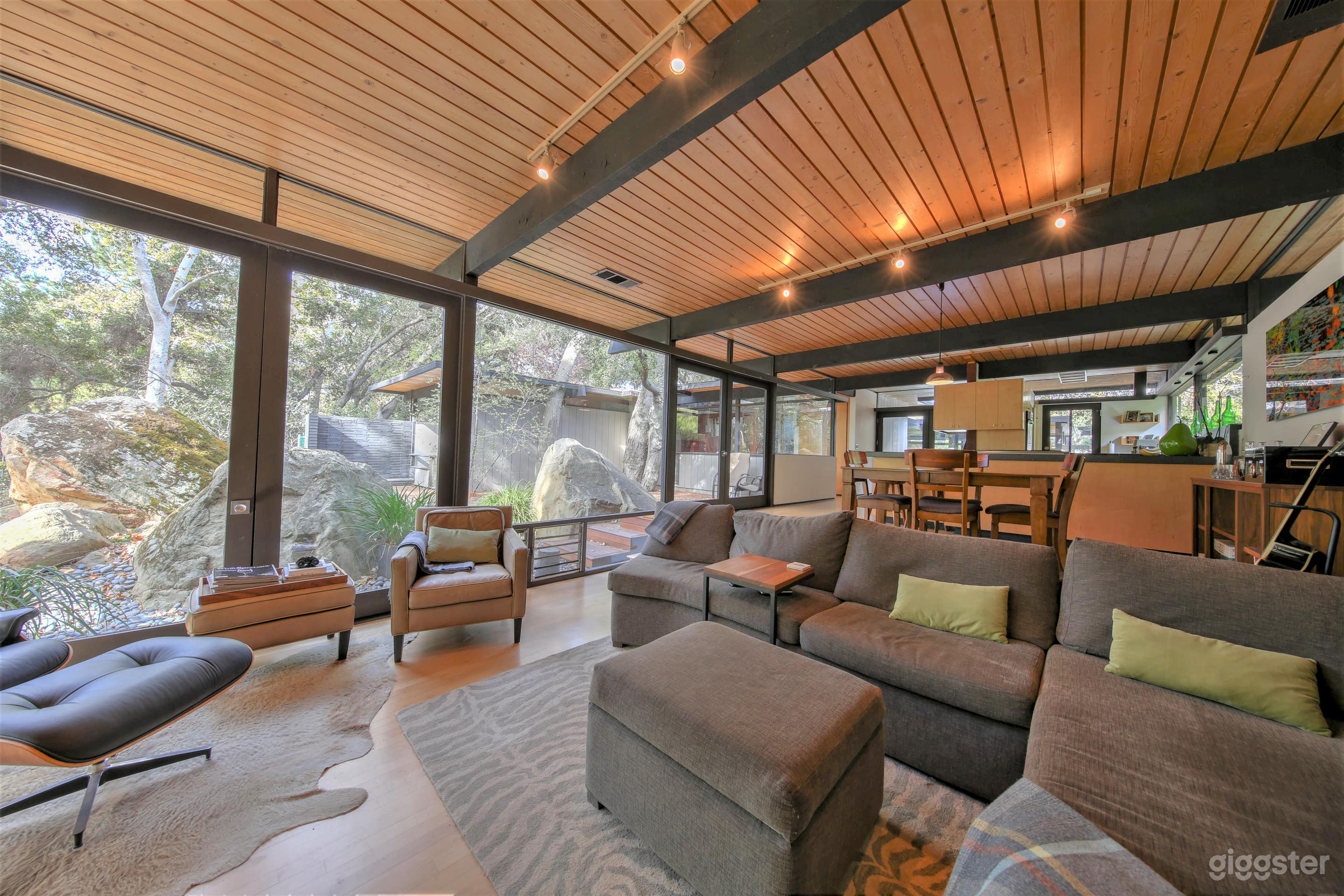 Secluded Modern  Photo 1