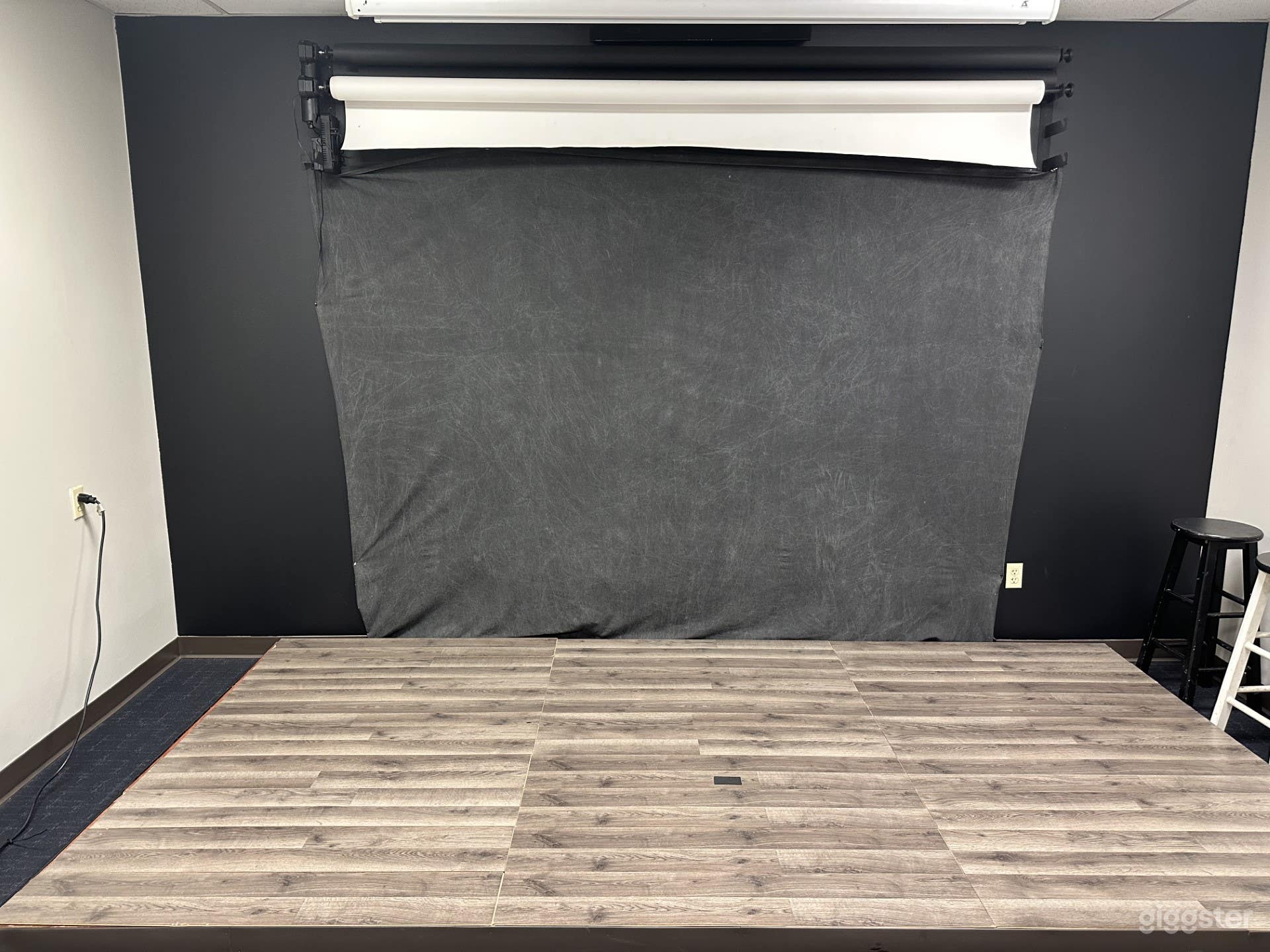 Space comes with 3 Backdrops: White Paper, Black Paper, and Grey Muslin Cloth.