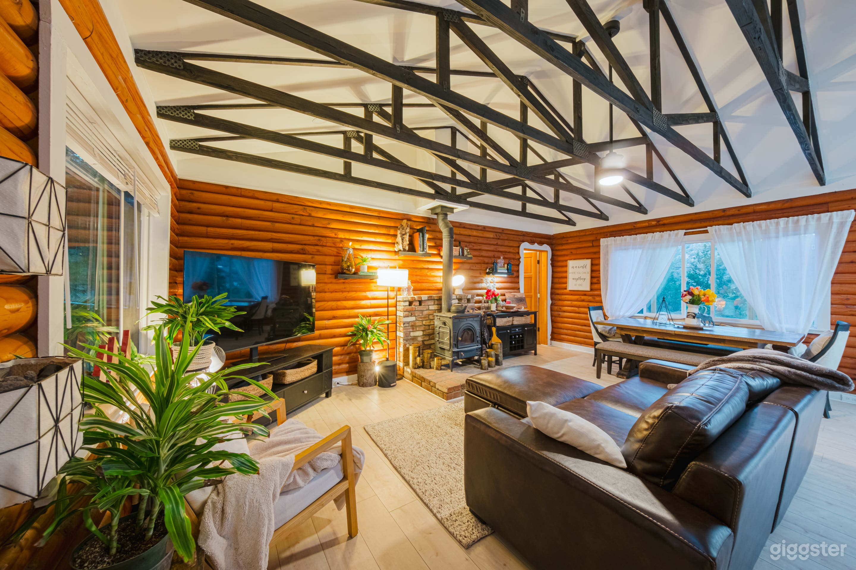 CHARMING RUSTIC VIEW CALIFORNIA CABIN Photo 2