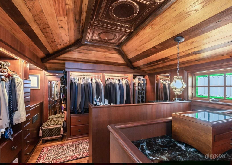  Beautiful Waterfront Red Brick Estate 