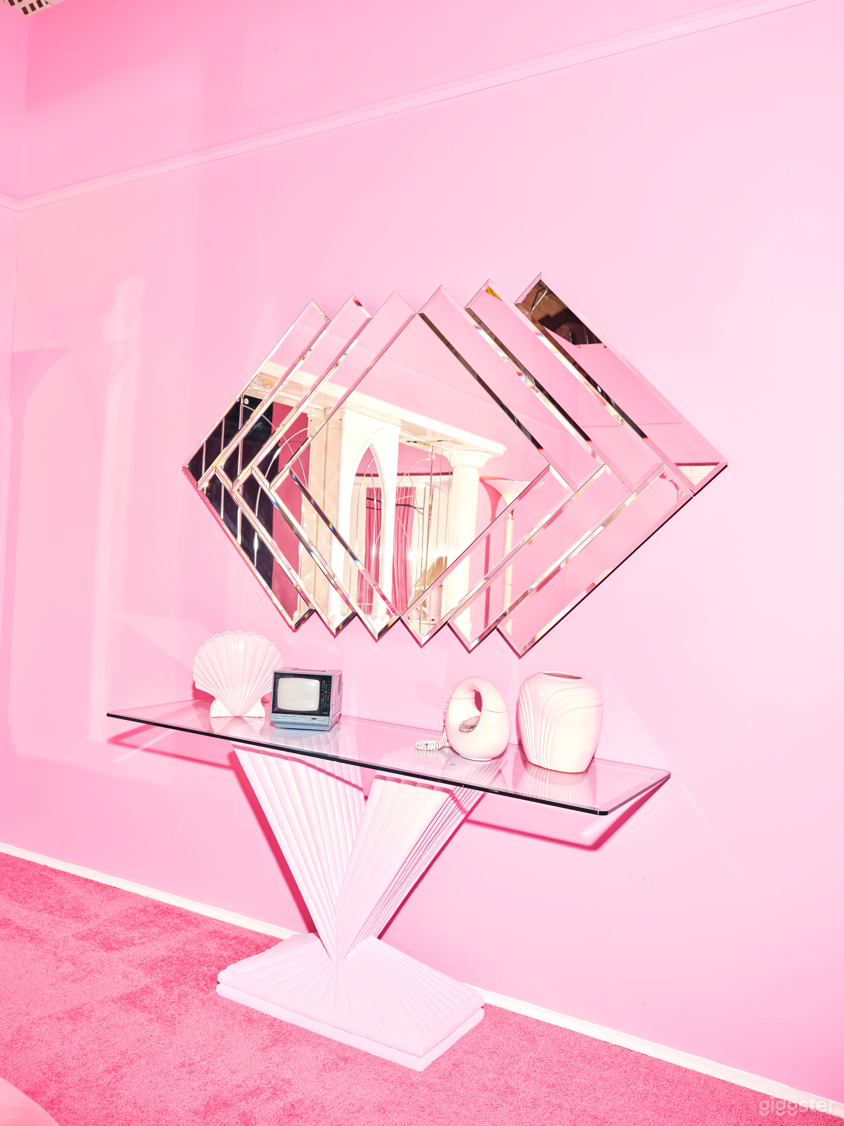 80's / 90’s Pink Bedroom Set2 | Powder Room Studio Photo 3