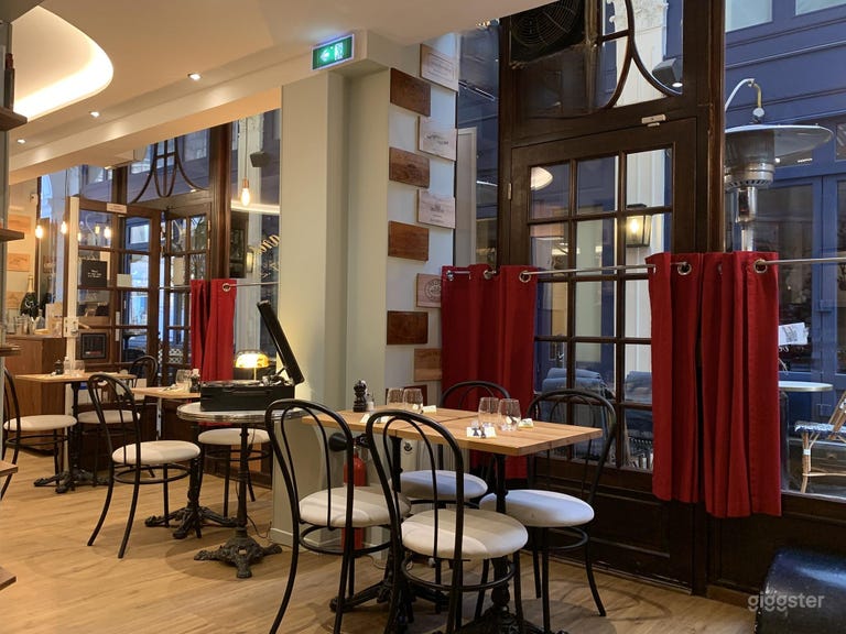  Gezellige Parijse Wijnbar en Bistro Onder een Glazen Luifel 