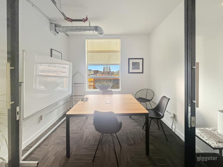  Executive Private Boardroom 