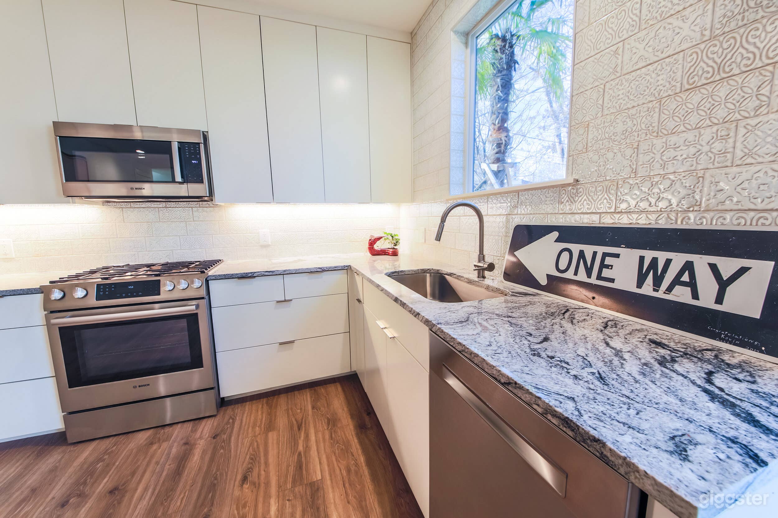 2-Story Bungalow Recording Studio Photo 4