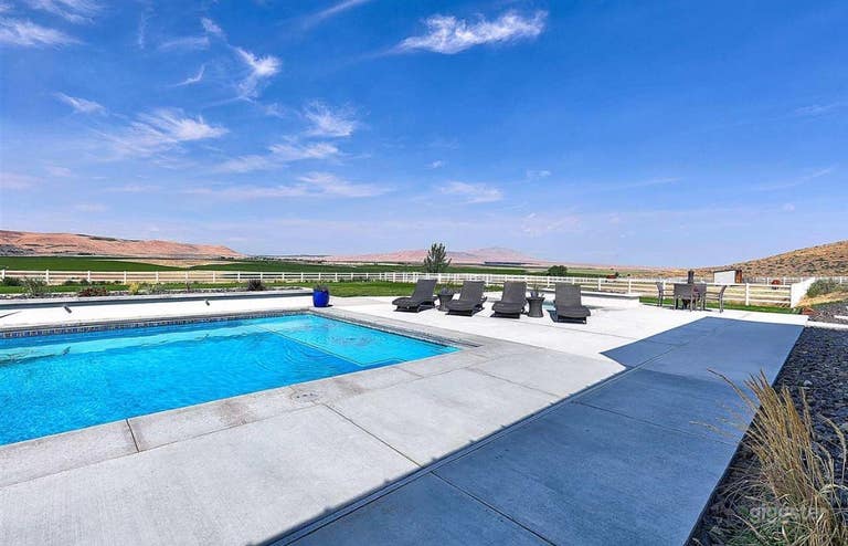  Elegant Pool Escape at The Modern Oasis 