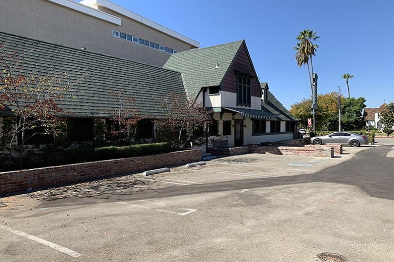  Restored Mid-City Irish Pub 