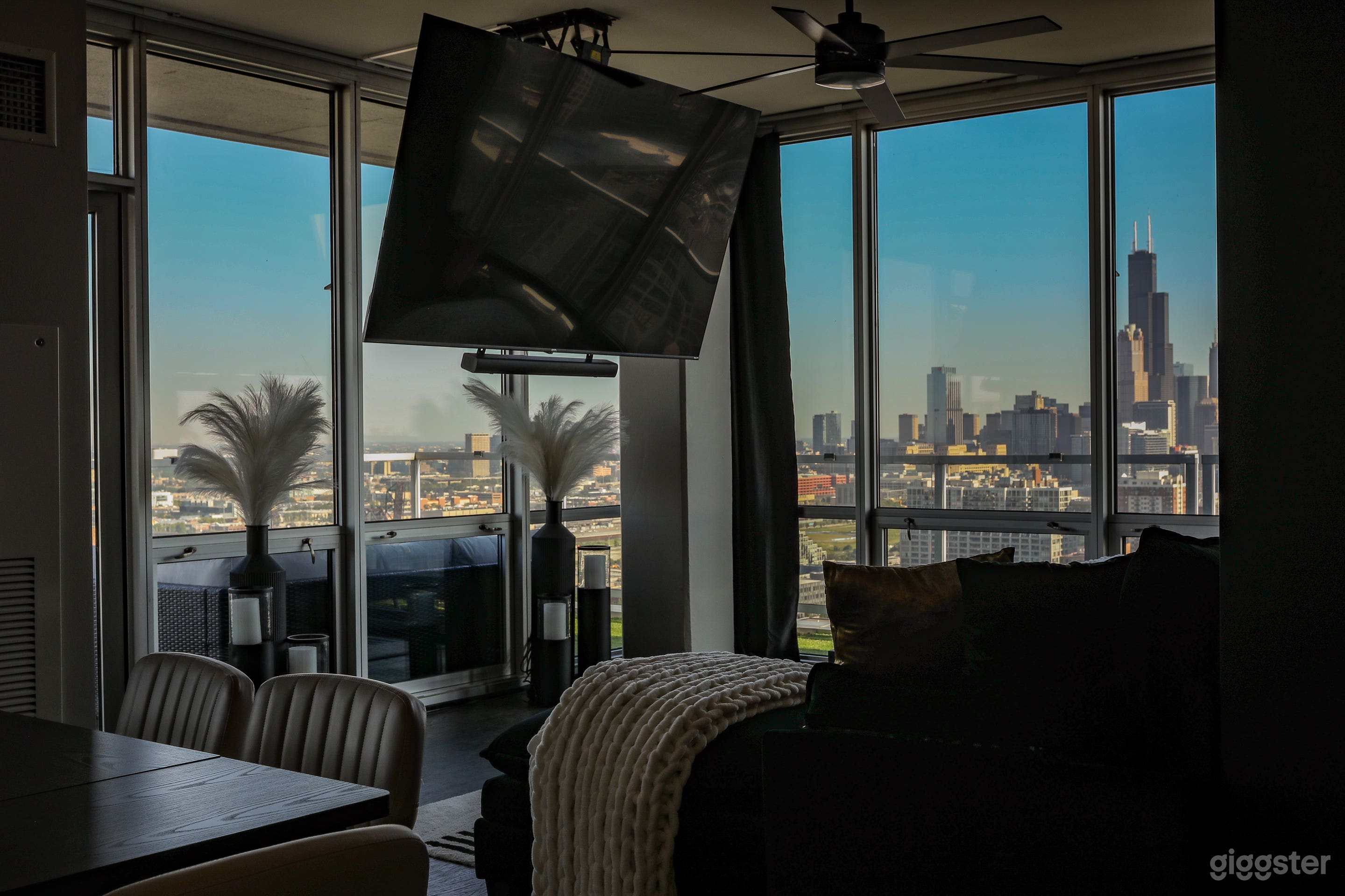 Penthouse Oasis W/ Wrap-Around Balcony &amp; Stunning Photo 2